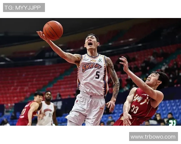 刘洋巧妙解围化险为夷展现出色防守能力助力球队逆转局势 刘洋巧妙解围化险为夷展现出色防守能力助力球队逆转局势